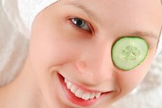 Как ухаживать за кожей вокруг глаз Как